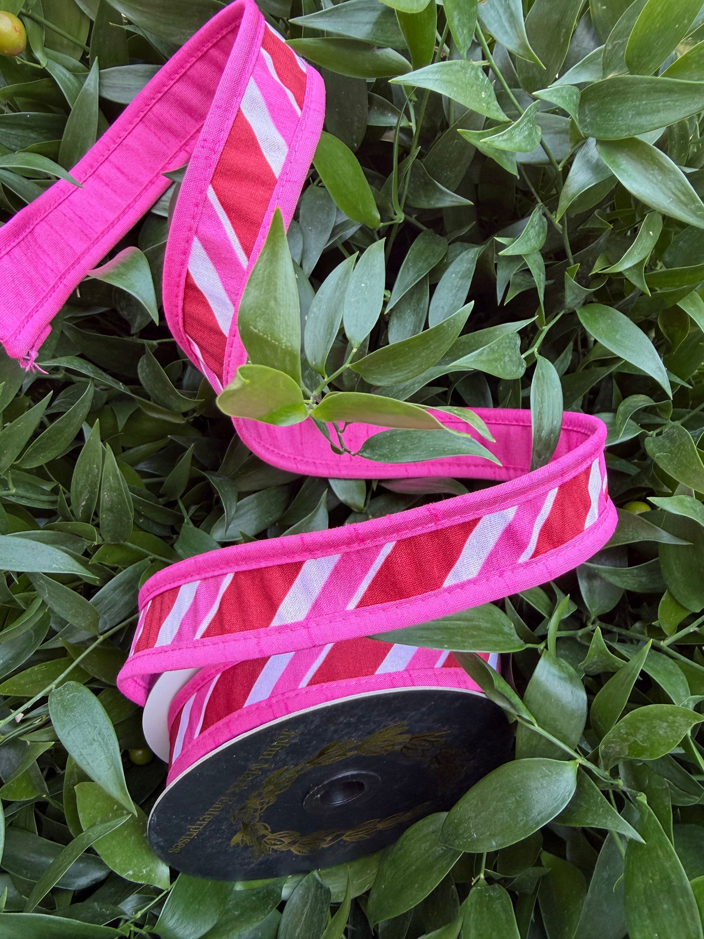 CANDY DIAG STRIPE/DUPION FUSED/PIPING 1"X10YD HOT PINK HEAVY WIRED RIBBON
