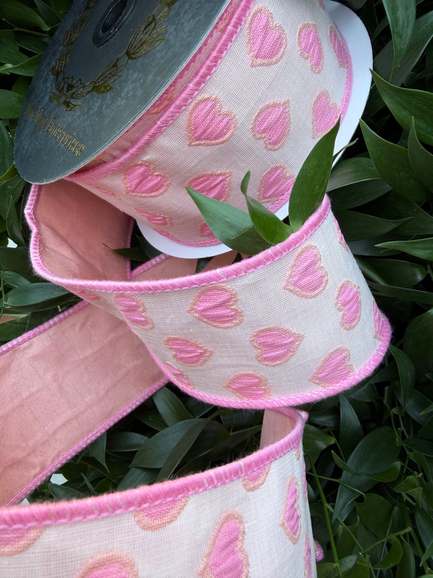 HEART JACQ/DUPION FUSED 2.5"x10YD WHITE/PINK HEAVY WIRED RIBBON
