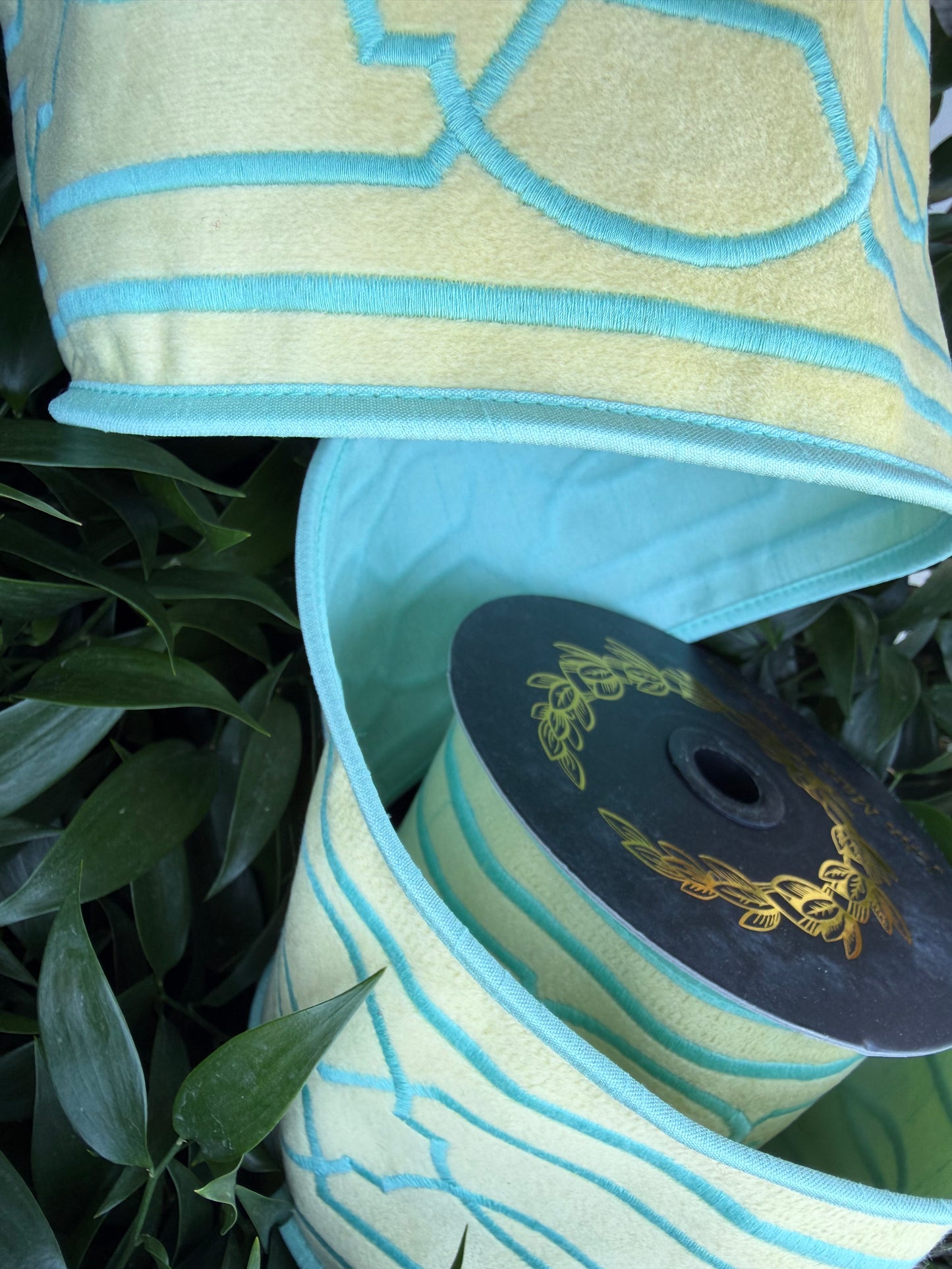 GEO THREAD EMBR DIVINE VELVET/FUSED TAFFETA BACK/PIPING 4"X5YD YELLOW/AQUA HEAVY WIRED RIBBON