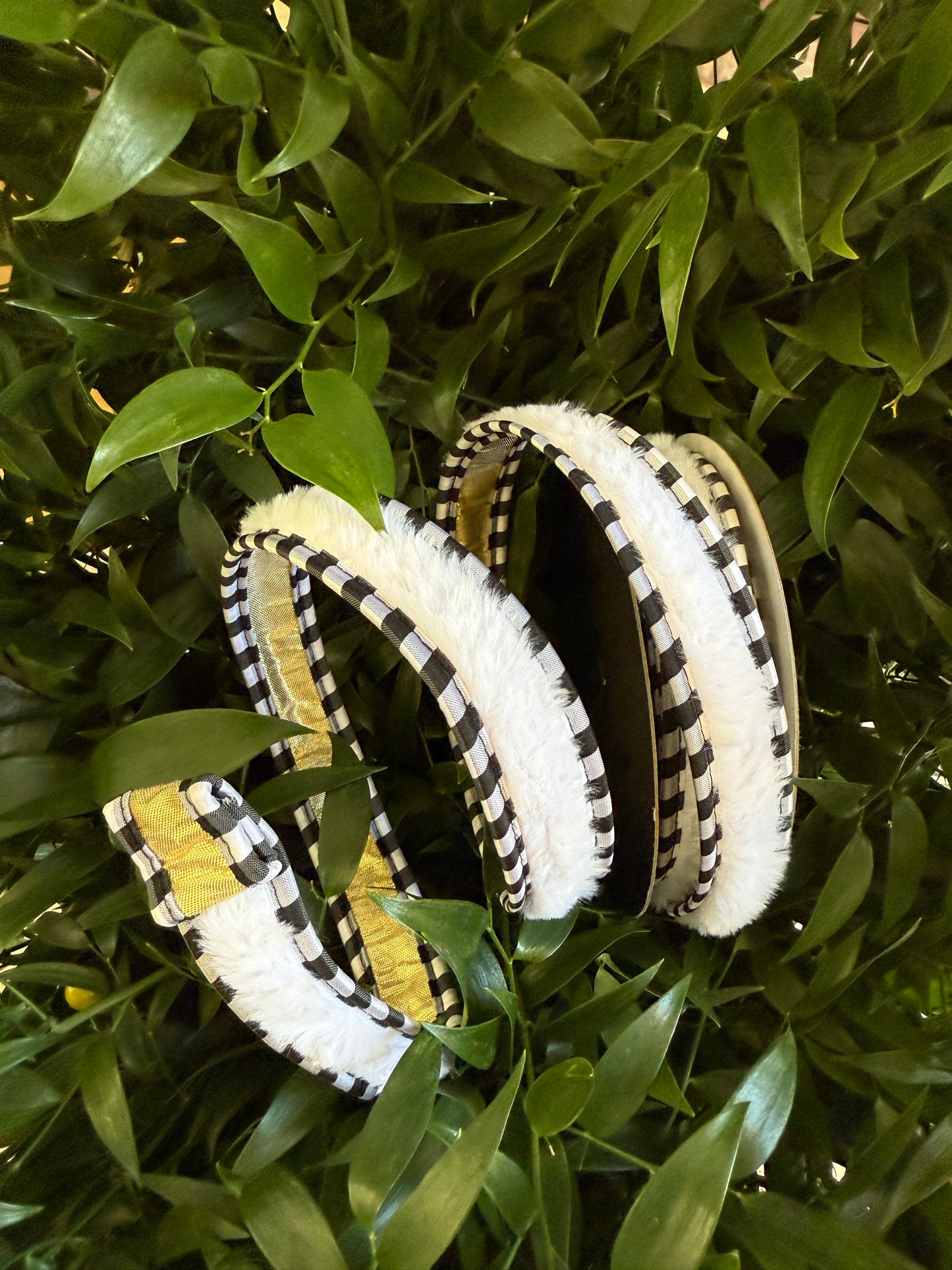JME heavy wired ribbon. WHITE Fur with Gold Metallic Back 1"x 10YDS