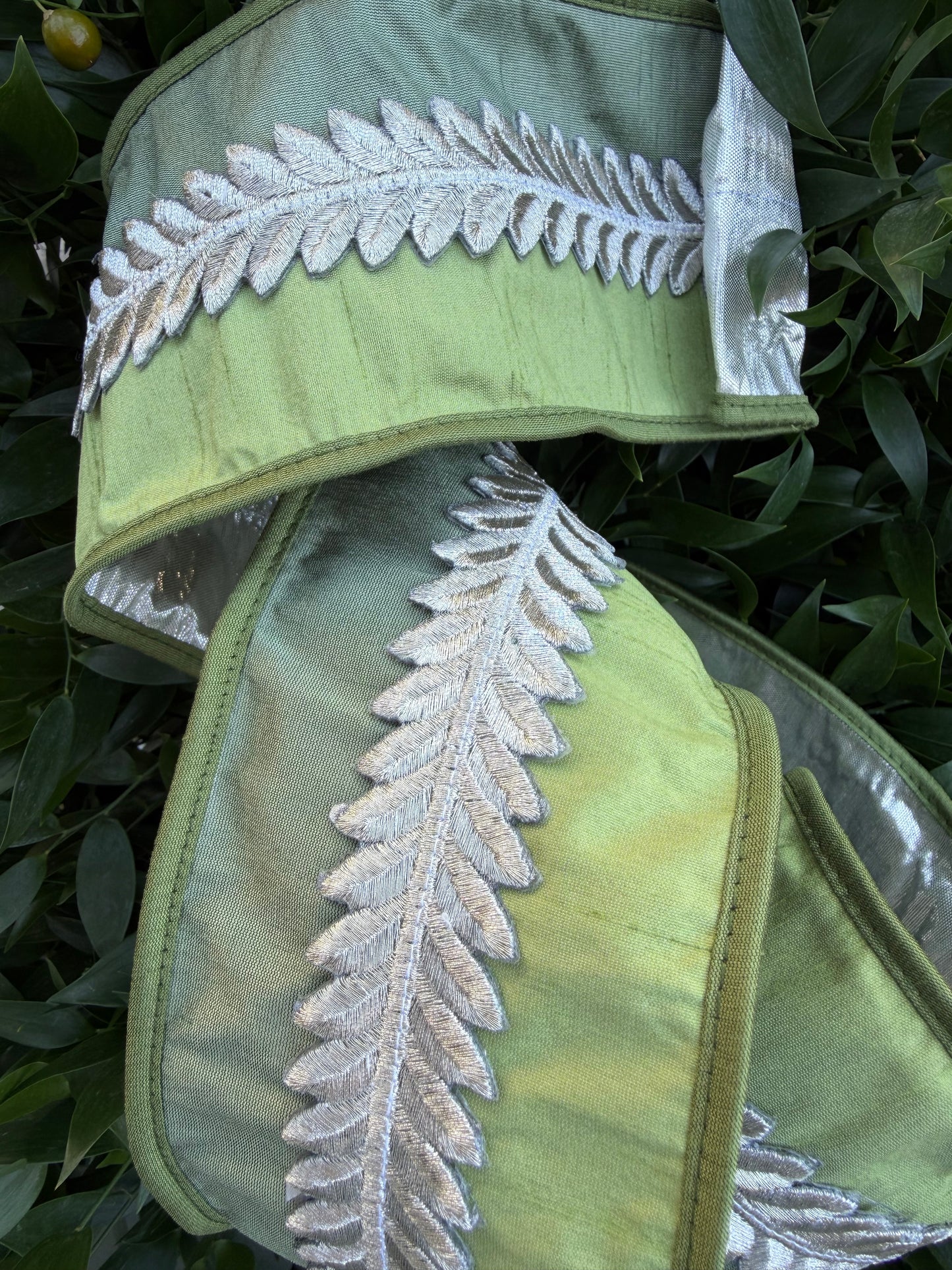 LEAF TRIM/DBL DUPION/METALLIC DUPION FUSED 4"X5YD GREEN TONE HEAVY WIRED RIBBON