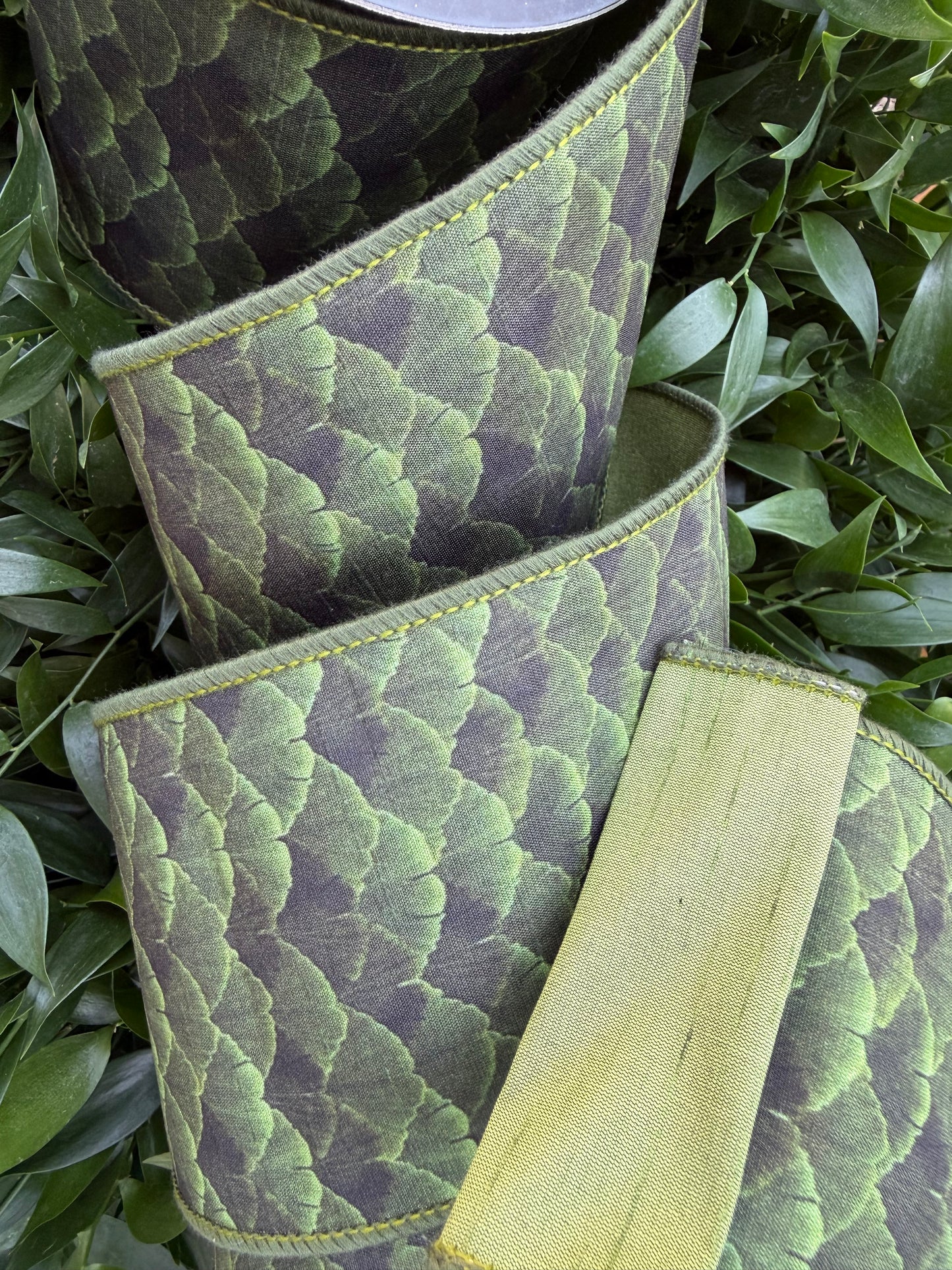 GINGKO LEAF DIGI PRINT/DUPION FUSED BACK 4"x10YD GREEN HEAVY WIRED RIBBON