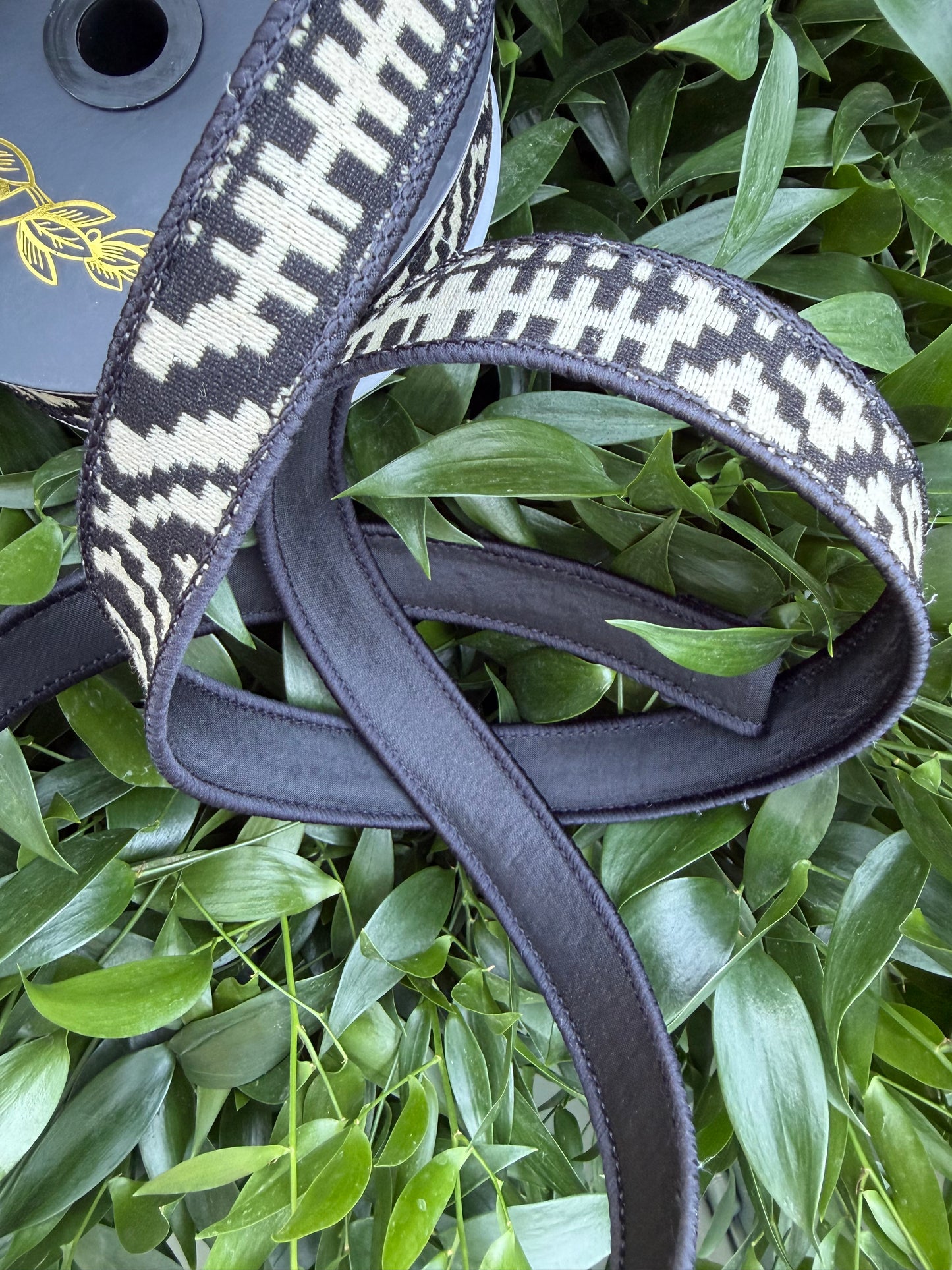 BOLD ONYX GEO/TAFFETA FUSED 1"X10YD BLACK/WHITE HEAVY WIRED RIBBON