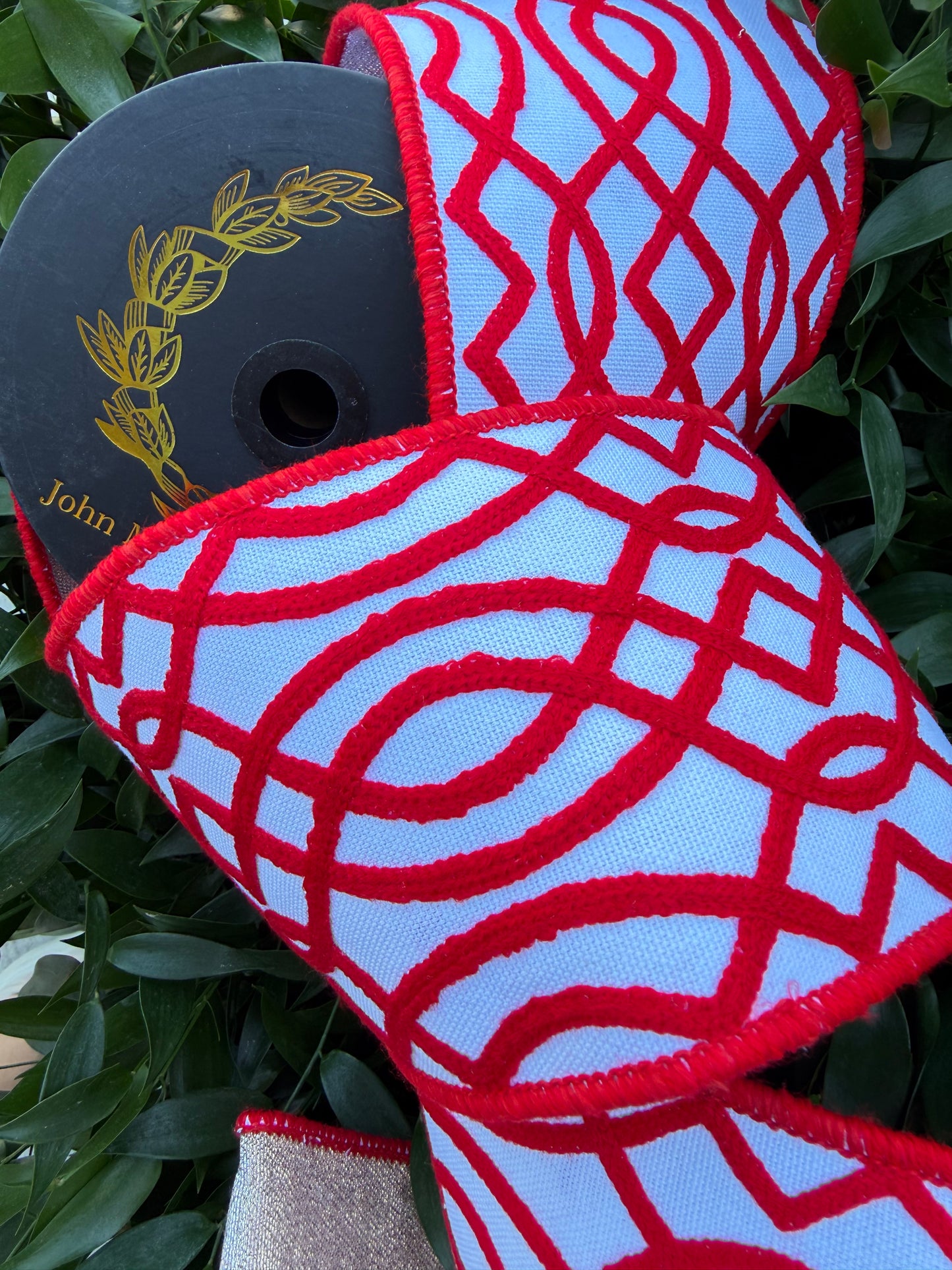 GEO LOOPED EMBR CANVAS/SPLASH FUSED 4"X5YD WHITE/RED HEAVY WIRED RIBBON